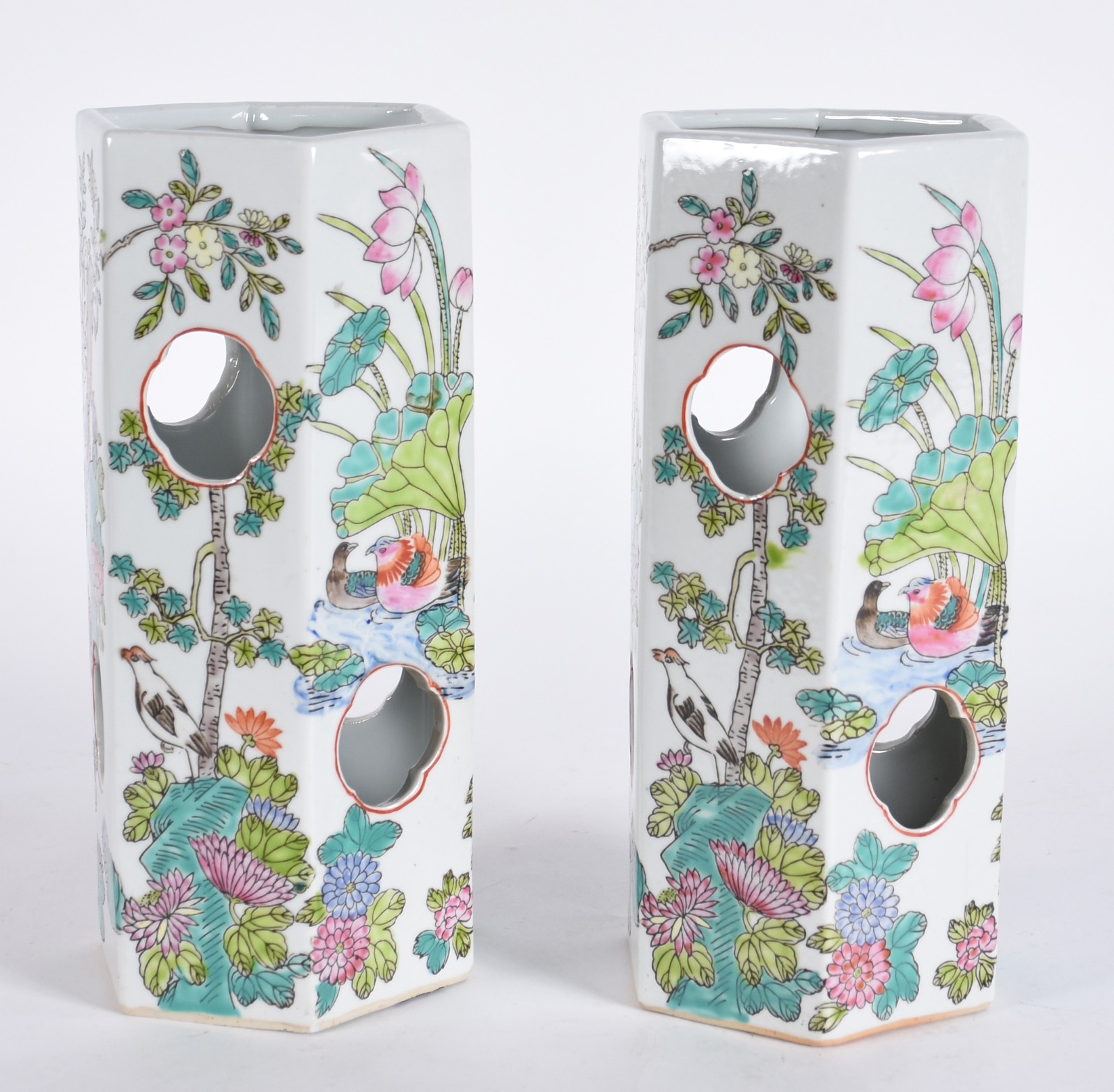 Par de vasos sextavado de cerâmica oriental com cenas em policromia. - foto 3 de 4