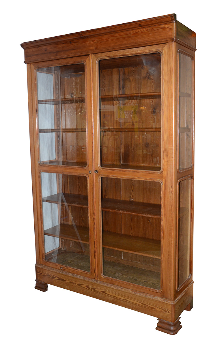 Armário/vitrine de pinho de riga. Medidas 1,56 x 0,50 m e altura 2,45...