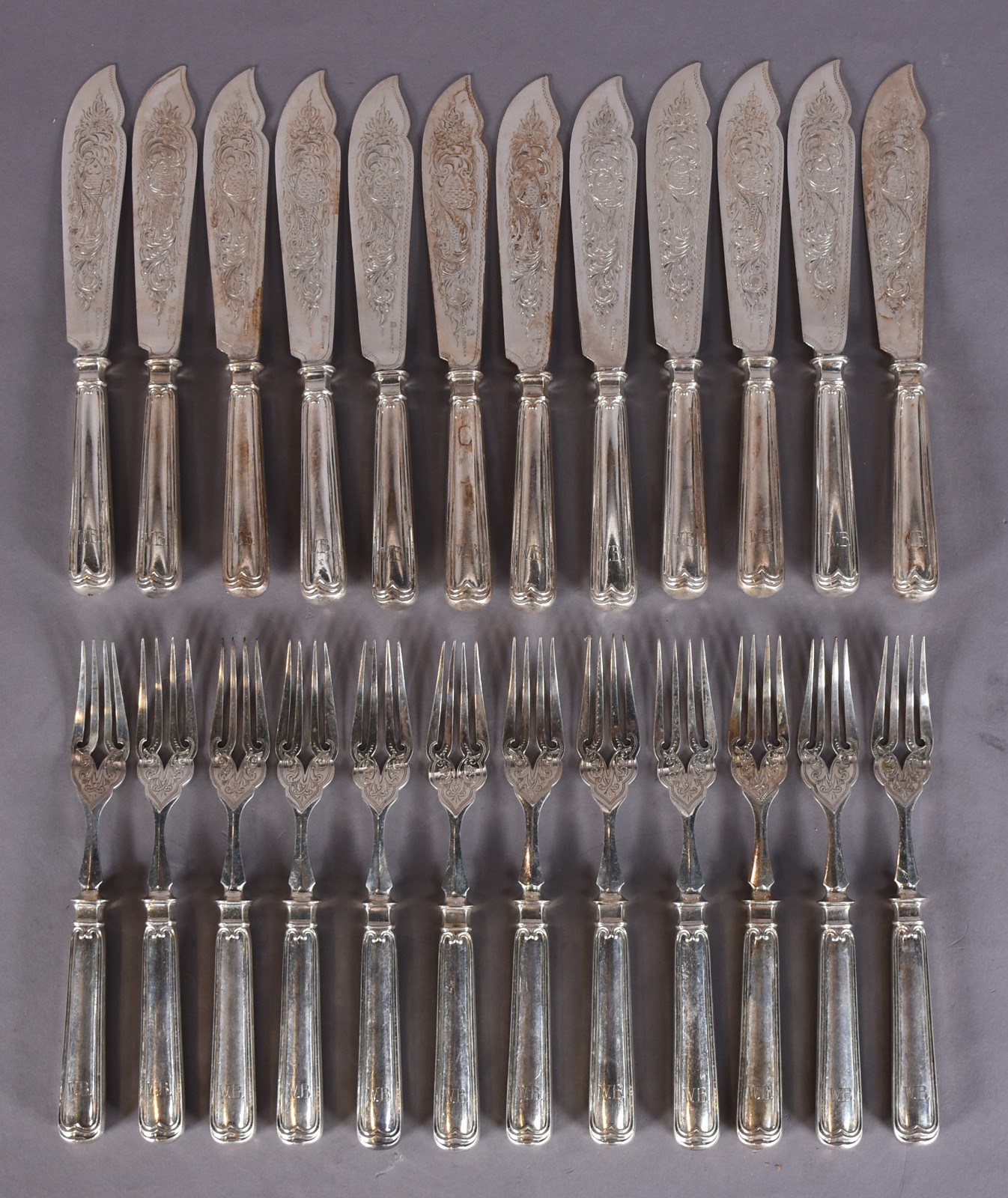 Conjunto de talheres para peixe de prata composto de: 12 facas e 12... - foto 1 de 8