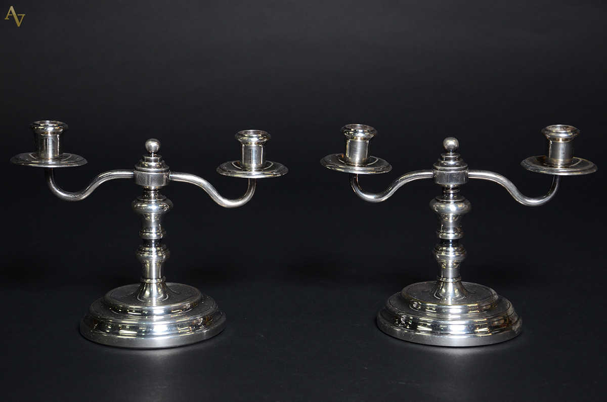 Par de castiçais CHRISTOFLE de metal prateado para duas velas cada...