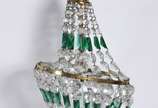 Pequeno lustre estilo Império com contas de cri... - Pequeno lustre estilo Império com contas de cristal lapidado, detalhes em verde.