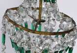 Pequeno lustre estilo Império com contas de cri... - Pequeno lustre estilo Império com contas de cristal lapidado, detalhes em verde.