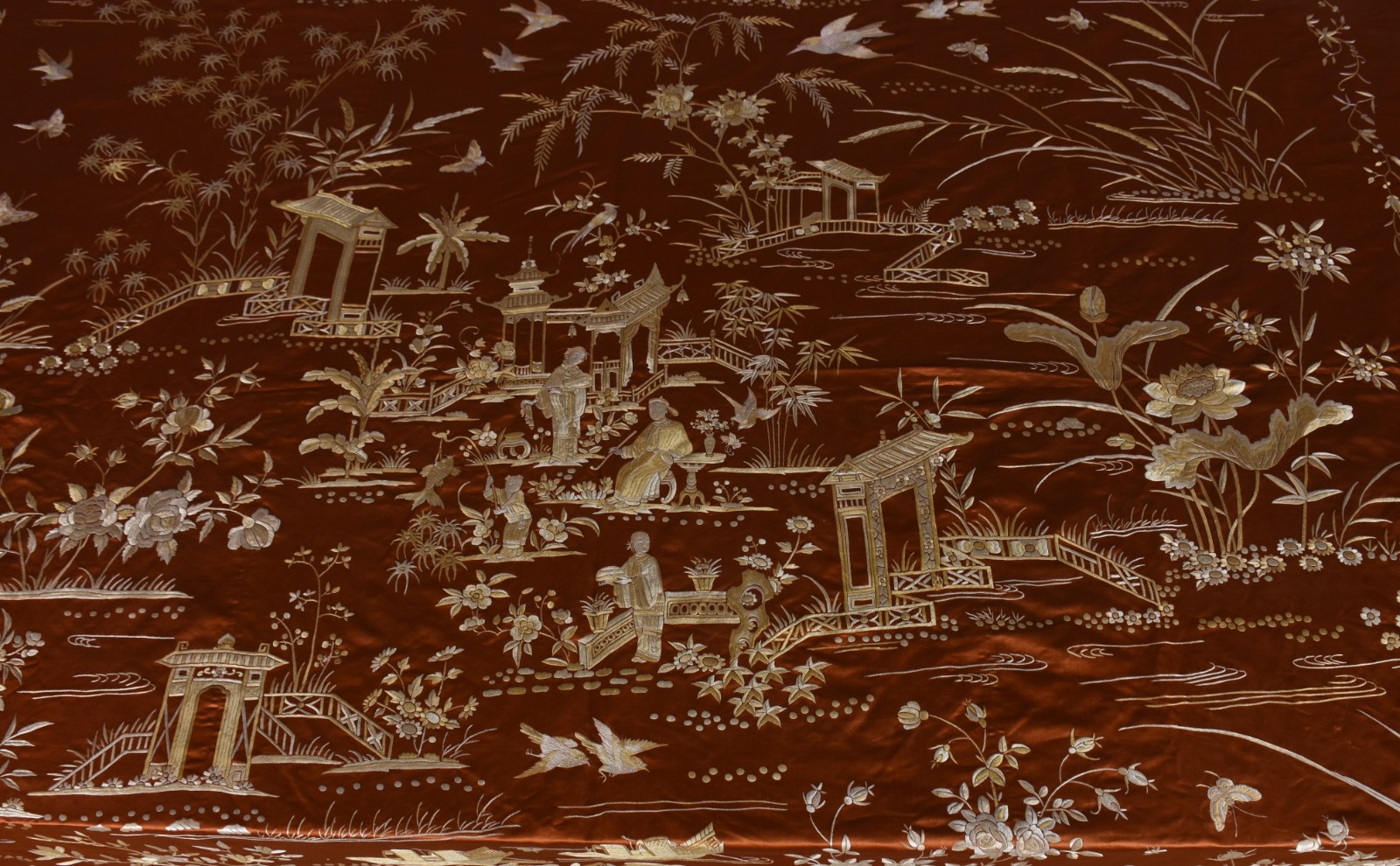 Colcha de seda oriental, com pequeno rasgo. - foto 2 de 4