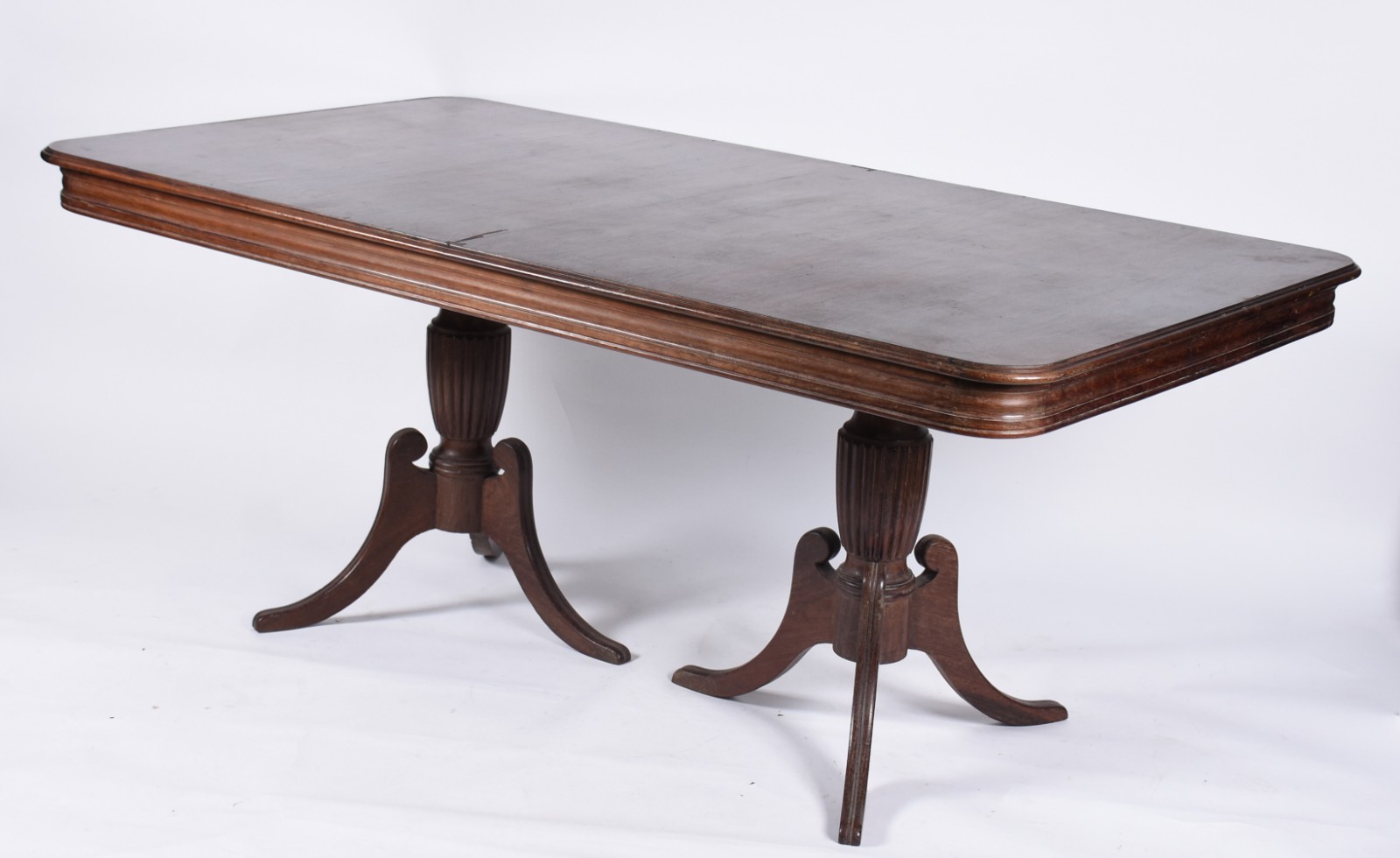 Mesa de jantar de madeira nobre, base sobre duplo balaústre canelado... - foto 1 de 5