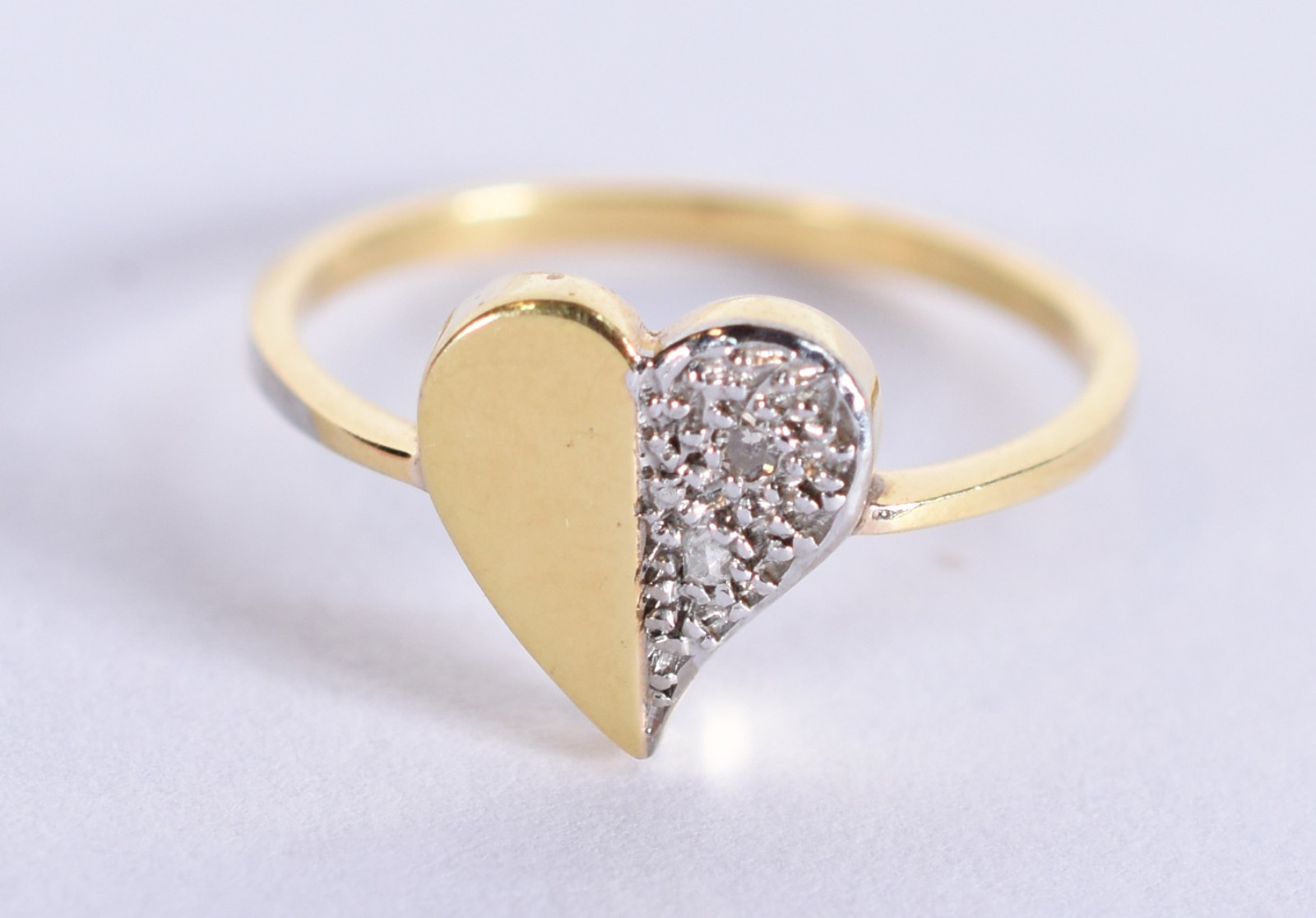 Anel de ouro 18k e ouro branco feitio coração, aro 18 (Por motivos de... - foto 1 de 3