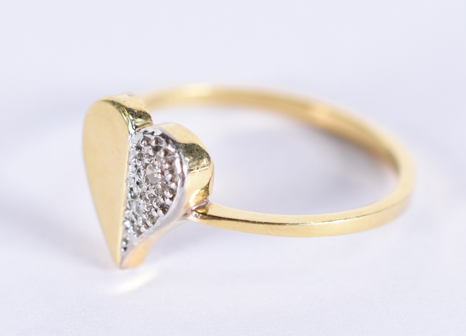 Anel de ouro 18k e ouro branco feitio coração, aro 18 (Por motivos de... - foto 2 de 3