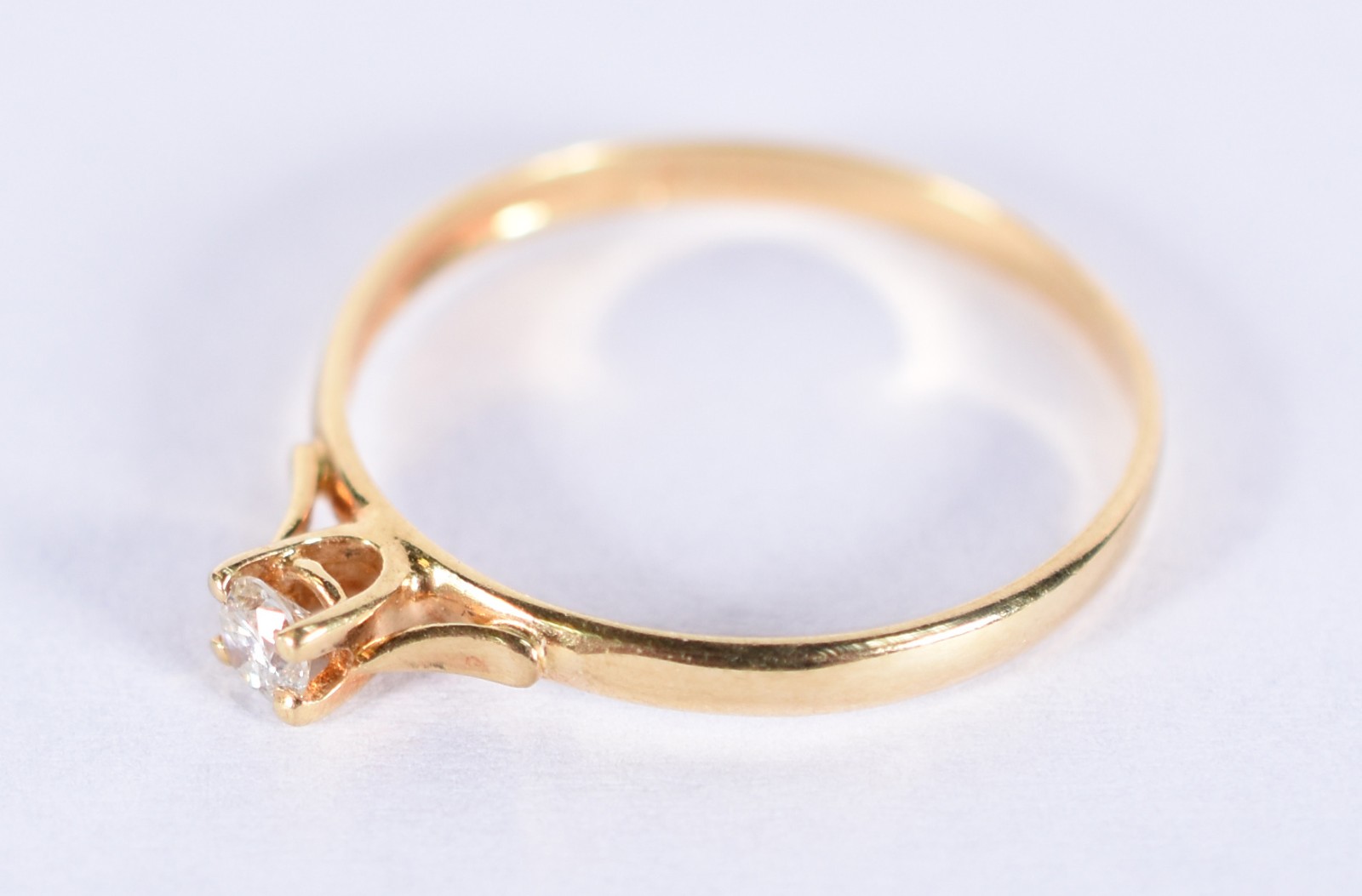 Solitário de ouro 18k, contraste 750 com um brilhante de 0,10 ct, aro... - foto 2 de 4