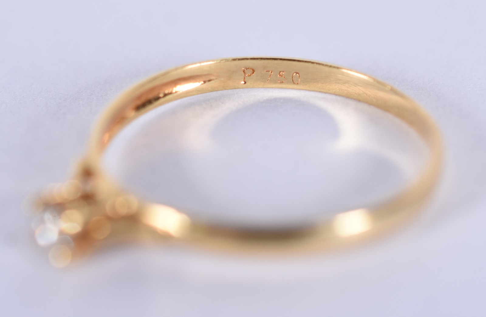 Solitário de ouro 18k, contraste 750 com um brilhante de 0,10 ct, aro... - foto 4 de 4