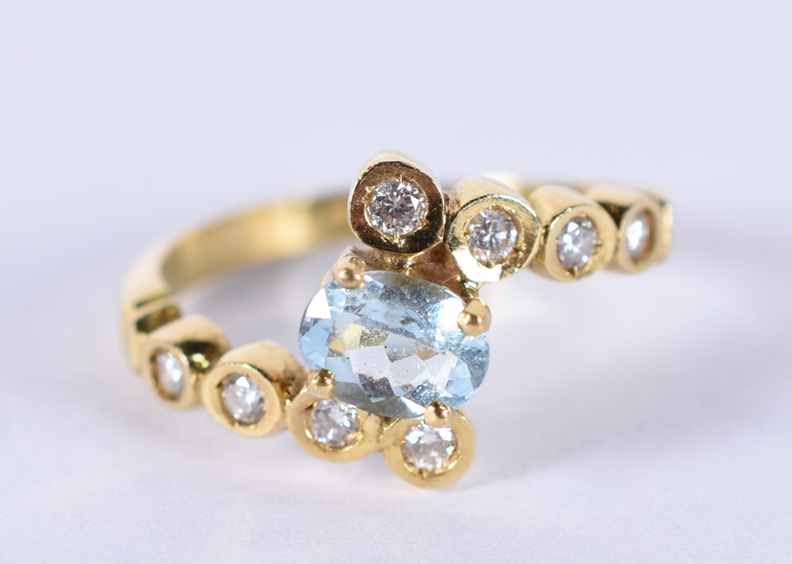 Anel de ouro 18k, contraste 750 com pedra azul e 6 brilhantes de... - foto 1 de 4
