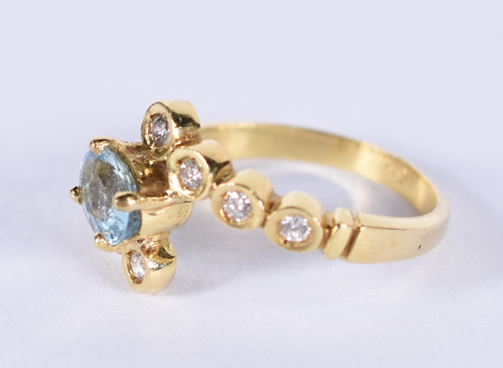 Anel de ouro 18k, contraste 750 com pedra azul e 6 brilhantes de... - foto 2 de 4