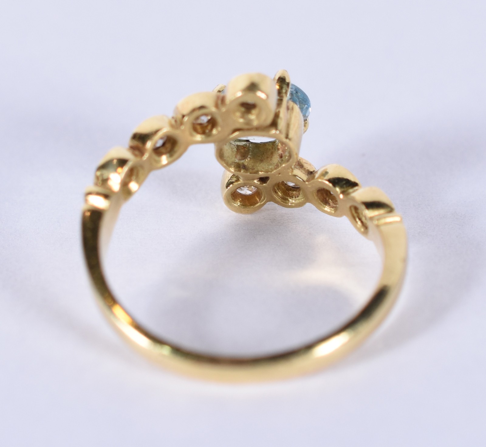 Anel de ouro 18k, contraste 750 com pedra azul e 6 brilhantes de... - foto 3 de 4