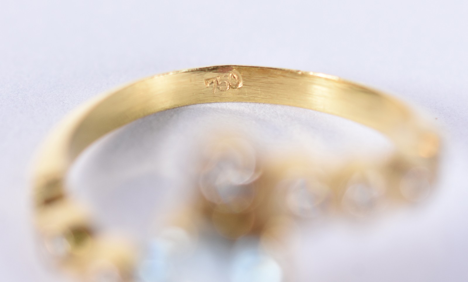 Anel de ouro 18k, contraste 750 com pedra azul e 6 brilhantes de... - foto 4 de 4