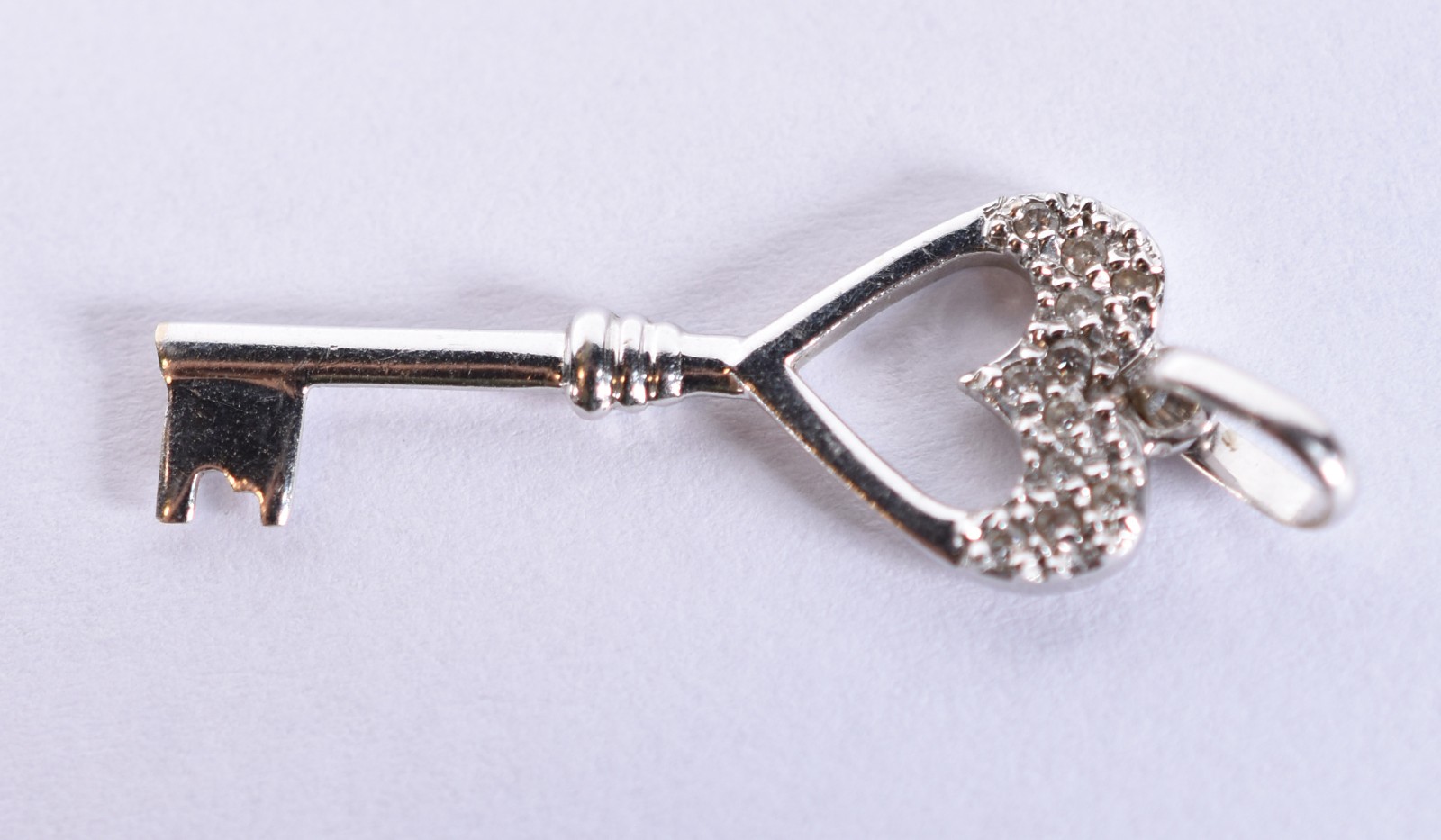 Pingente feitio chave de ouro branco com 9 brilhantes (Por motivos de... - foto 3 de 3