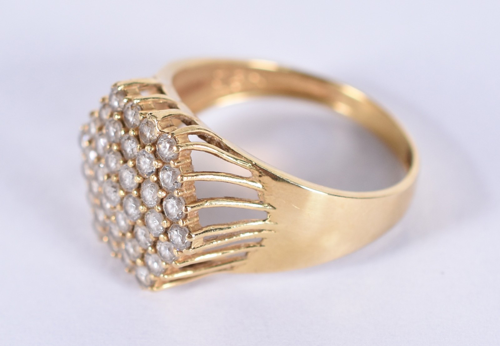 Anel de ouro 18k, contraste 750, sextavado com safiras brancas, aro... - foto 2 de 4