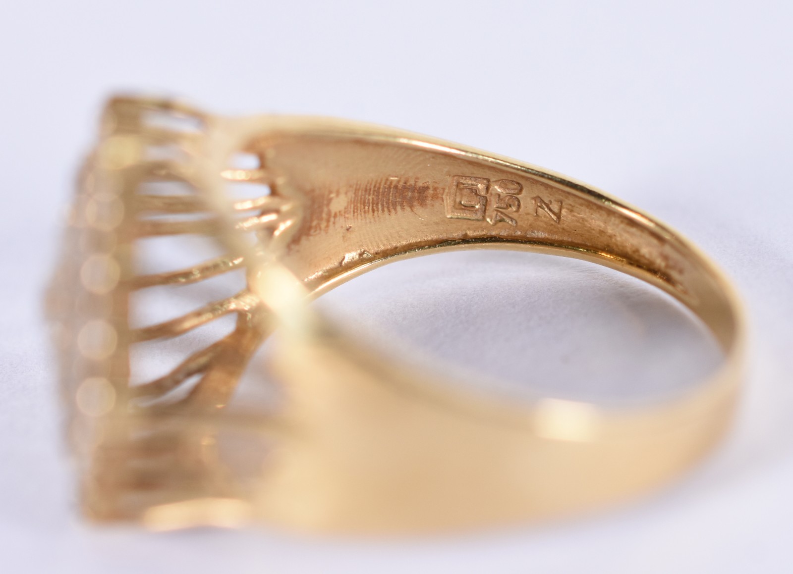 Anel de ouro 18k, contraste 750, sextavado com safiras brancas, aro... - foto 4 de 4