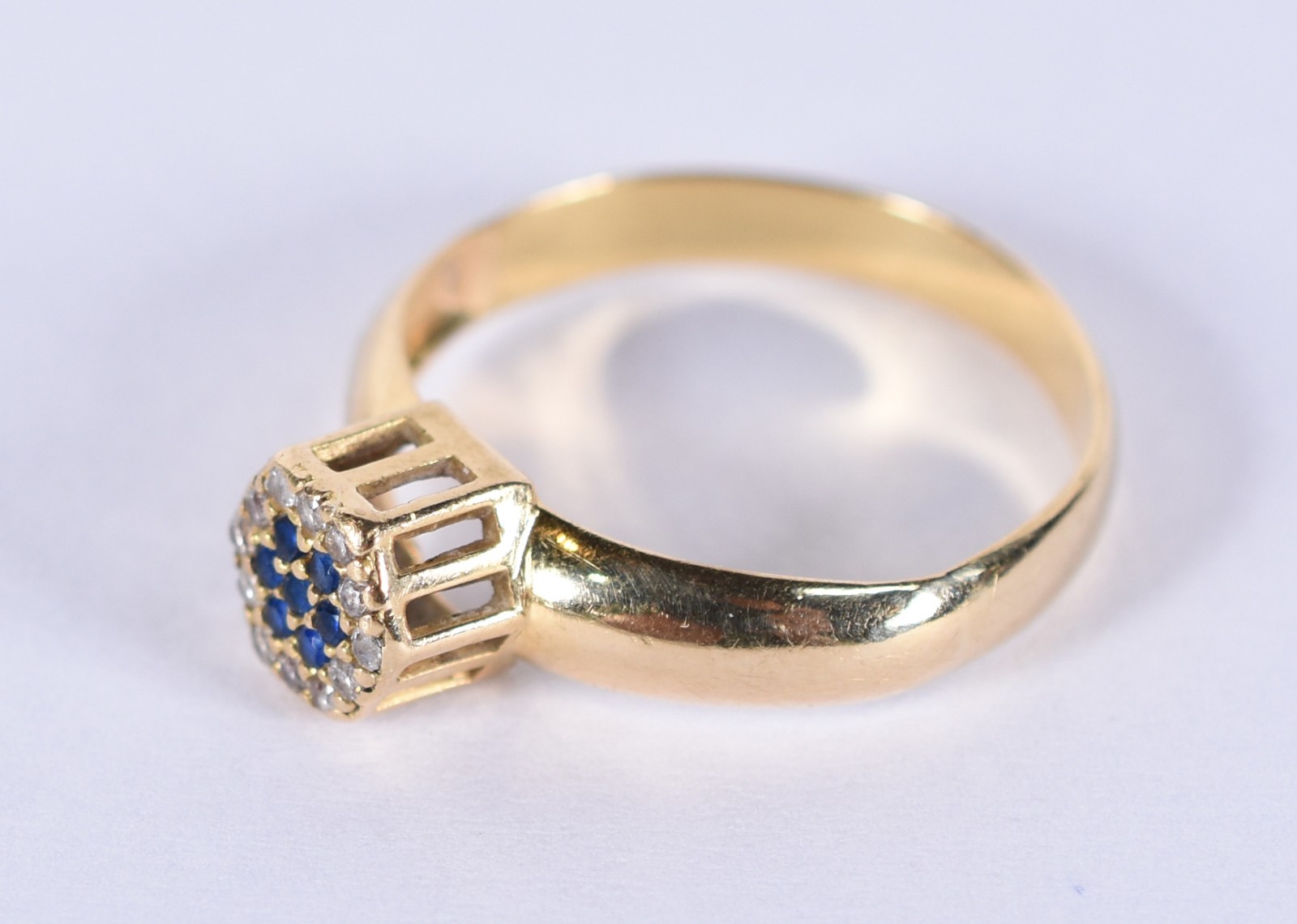 Anel de ouro 18k, contraste 750 com safiras brancas e azuis, aro 21... - foto 2 de 4