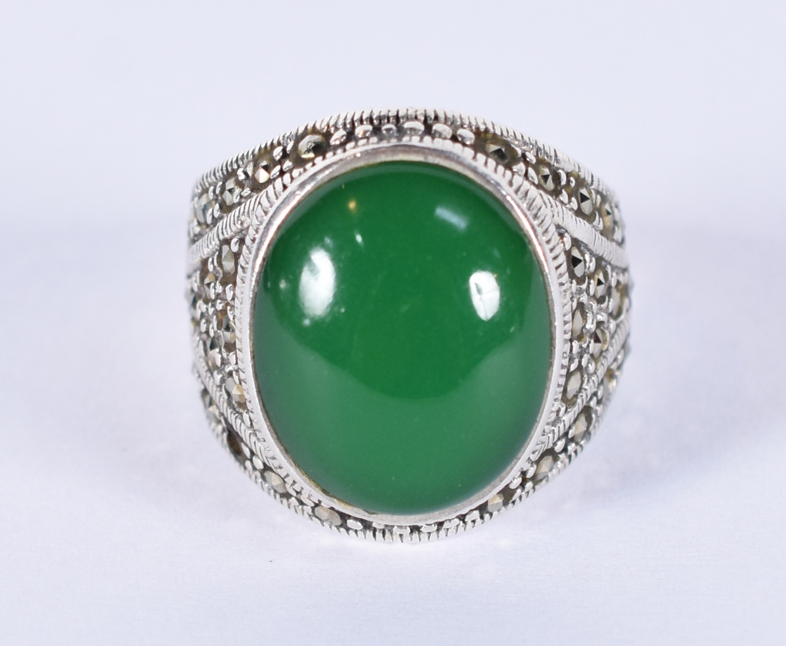 Anel de prata com pedra jade e marcassitas, aro 20 (Por motivos de... - foto 1 de 3