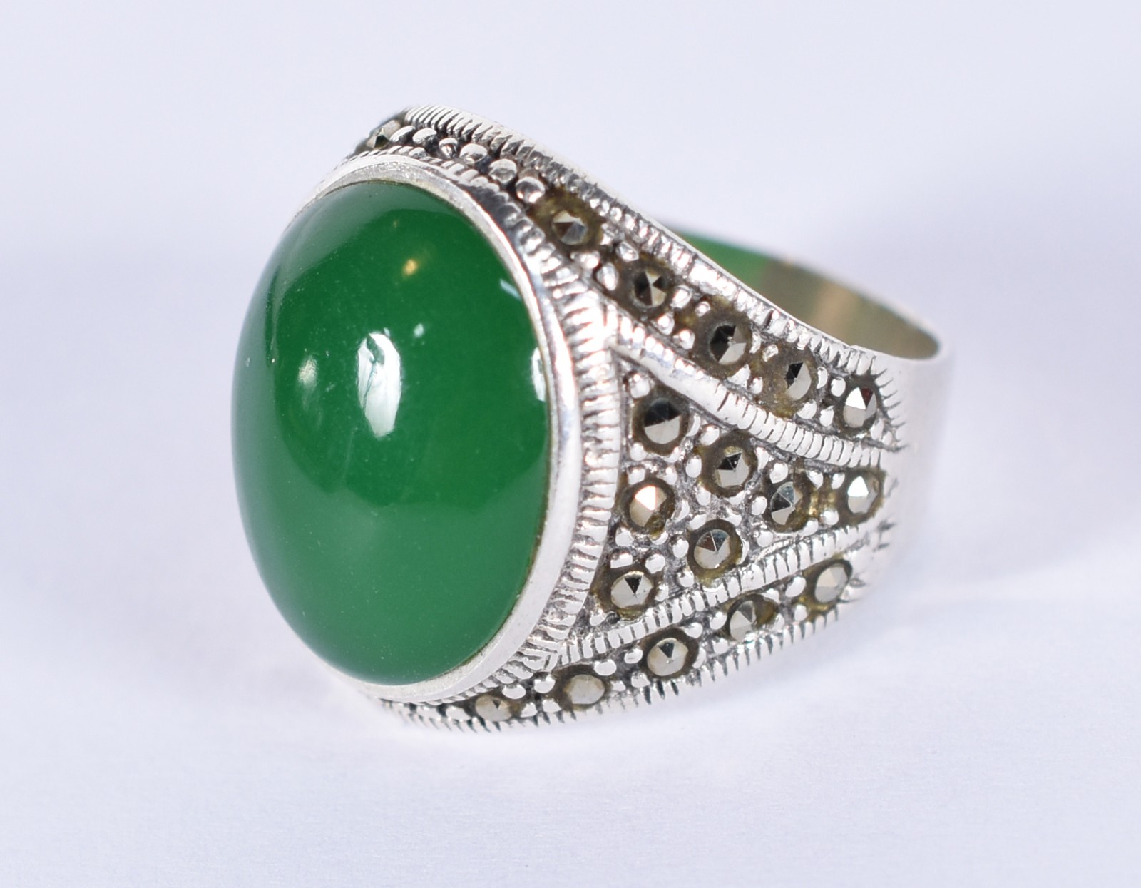 Anel de prata com pedra jade e marcassitas, aro 20 (Por motivos de... - foto 2 de 3