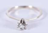 Solitário de ouro branco um brilhante de 0,12 c... - Solitário de ouro branco um brilhante de 0,12 ct, aro 20  (Por motivos de segurança a peça não se encontra na loja)