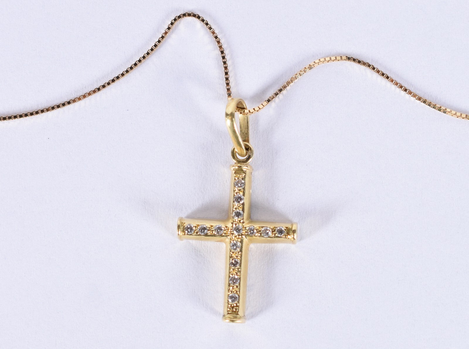 Colar de ouro 18k, contraste 750 e crucifixo com 14 brilhantes (Por... - foto 1 de 5
