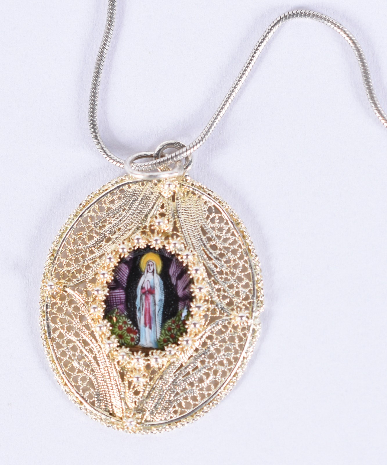 Colar de prata e pingente sacro (Por motivos de segurança a peça não... - foto 3 de 6