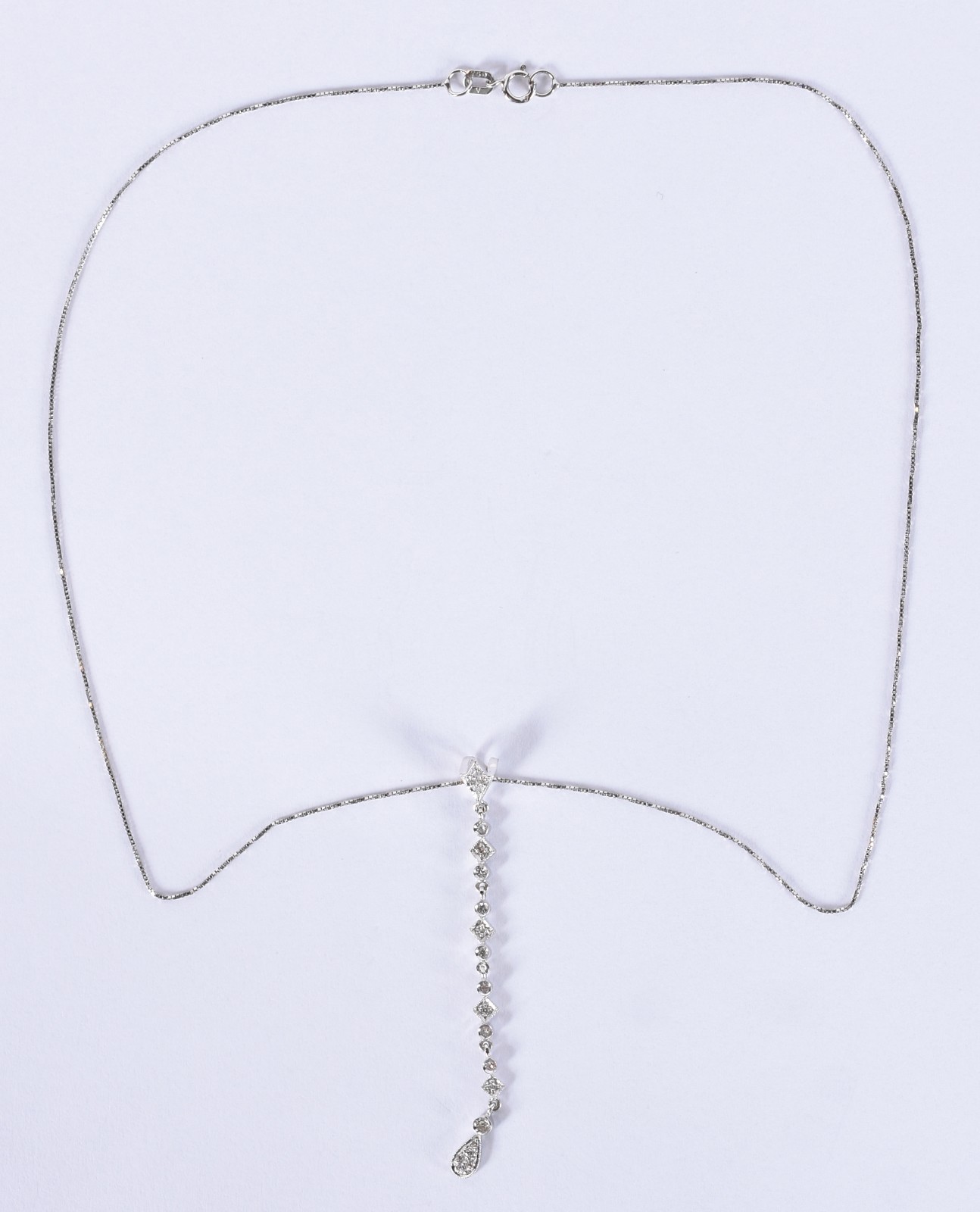 Colar de ouro branco e pingente cravejado de brilhantes (Por motivos... - foto 2 de 6