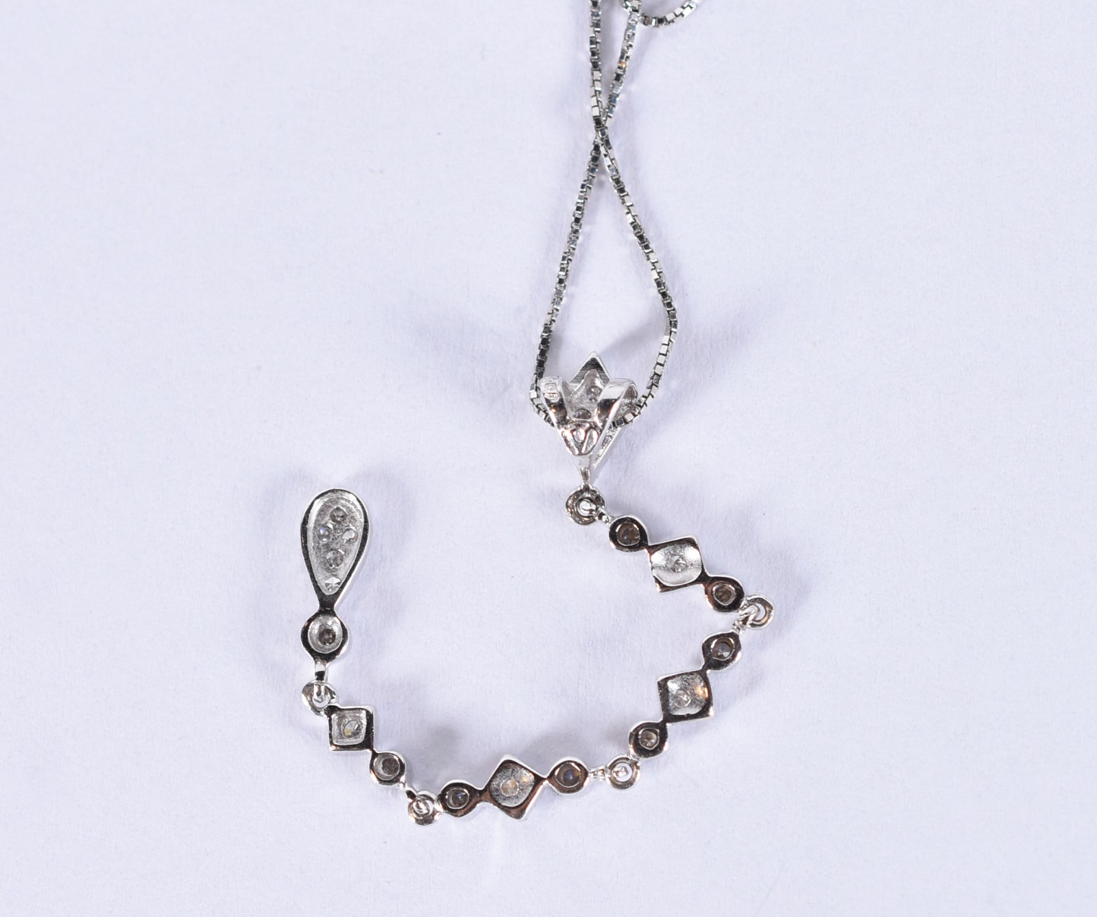 Colar de ouro branco e pingente cravejado de brilhantes (Por motivos... - foto 5 de 6