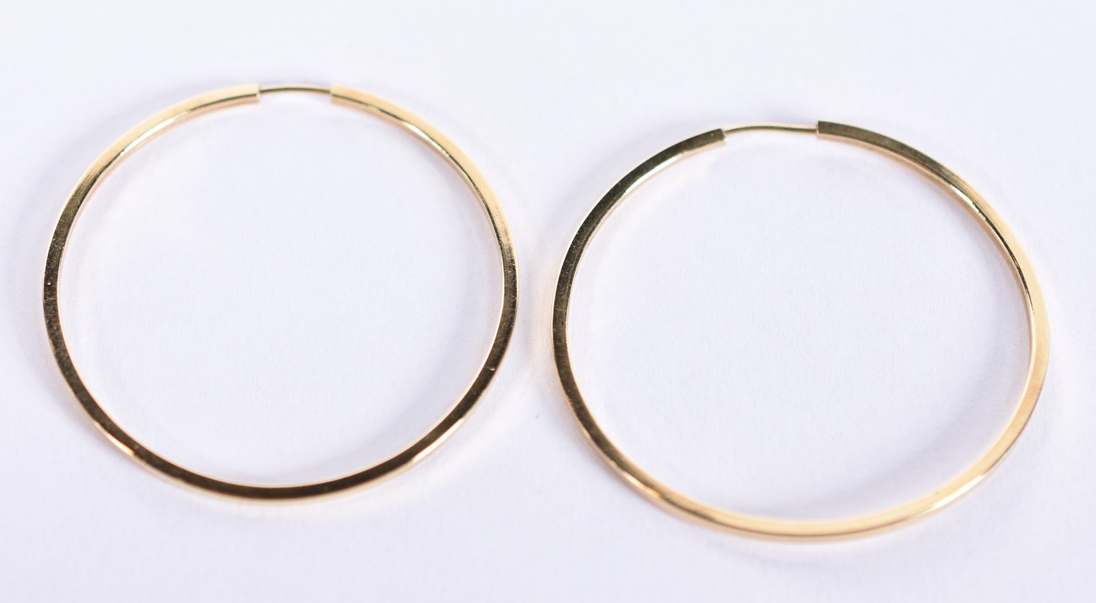 Par de brincos modelo argola de ouro 18k, contraste 750 (Por motivos... - foto 1 de 3