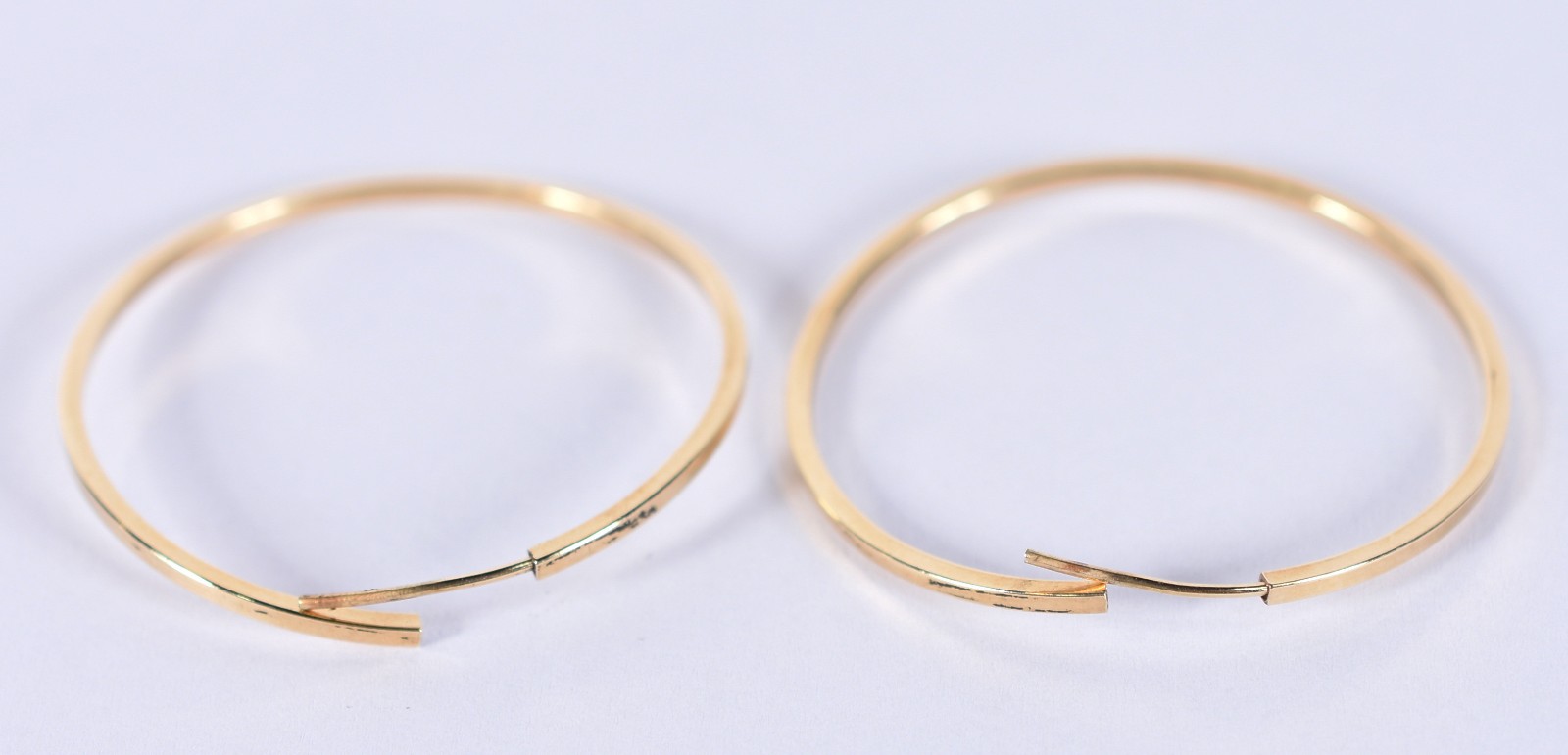 Par de brincos modelo argola de ouro 18k, contraste 750 (Por motivos... - foto 2 de 3