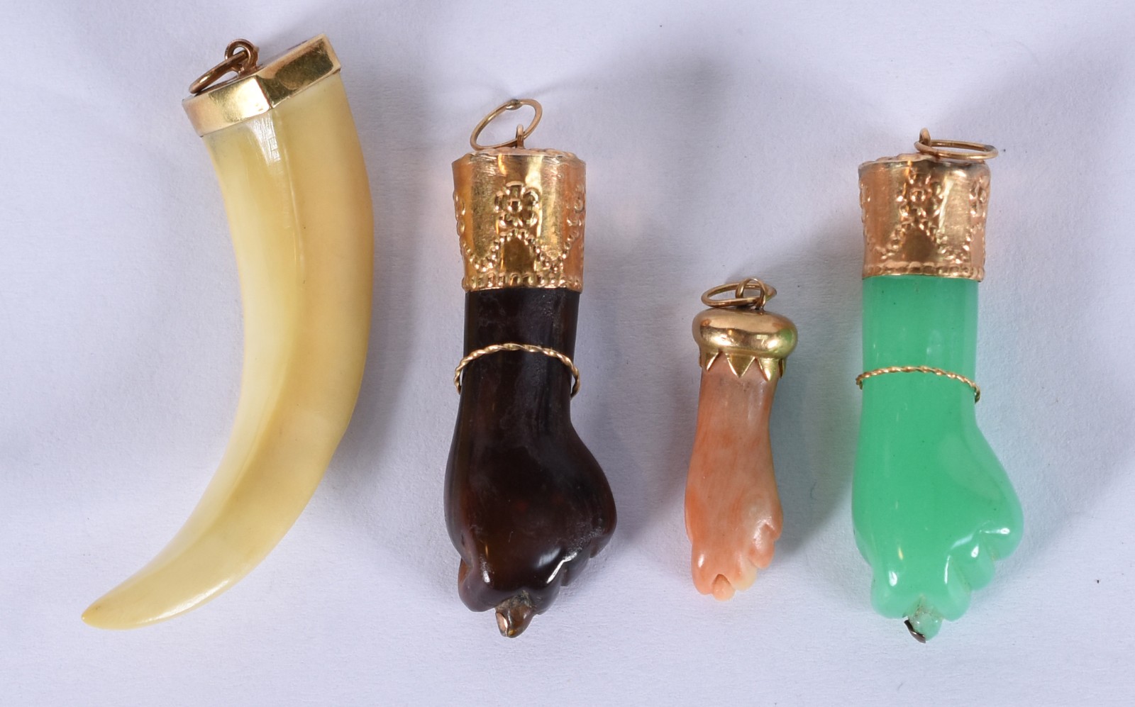 Quatro berloques, sendo: 3 figas e dente com terminações de ouro... - foto 2 de 4