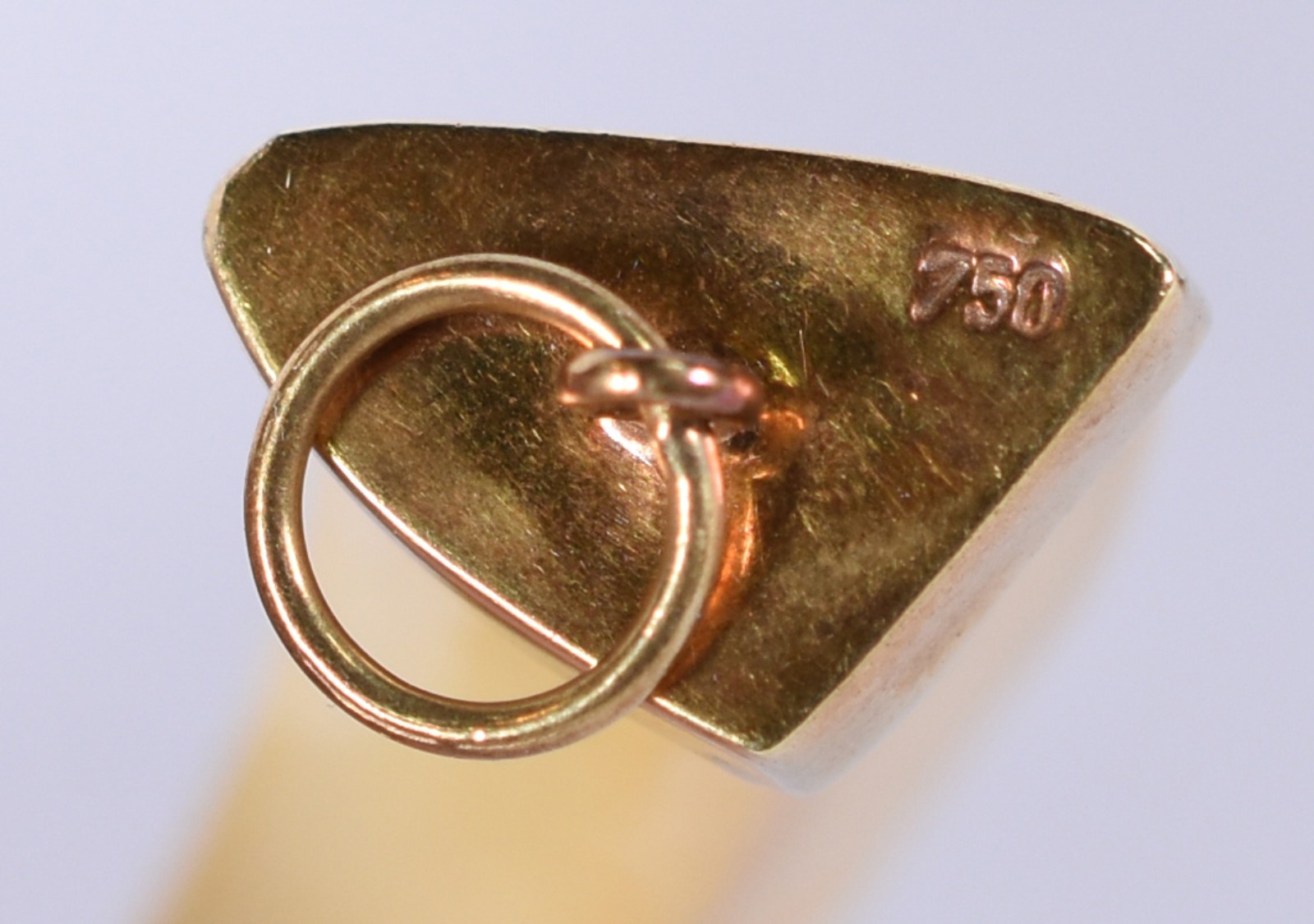 Quatro berloques, sendo: 3 figas e dente com terminações de ouro... - foto 4 de 4