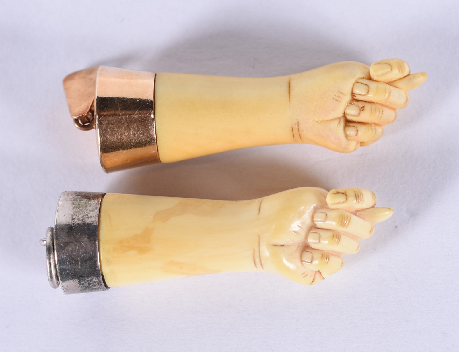 Dois pingentes na forma de figas, uma com detalhe em ouro 18k e outra... - foto 3 de 4