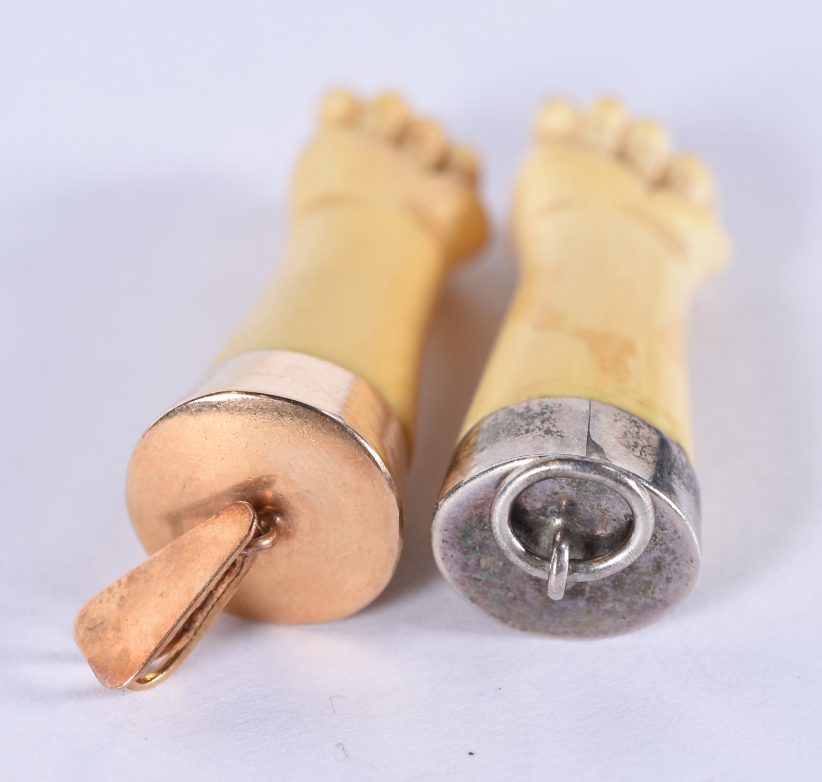 Dois pingentes na forma de figas, uma com detalhe em ouro 18k e outra... - foto 4 de 4