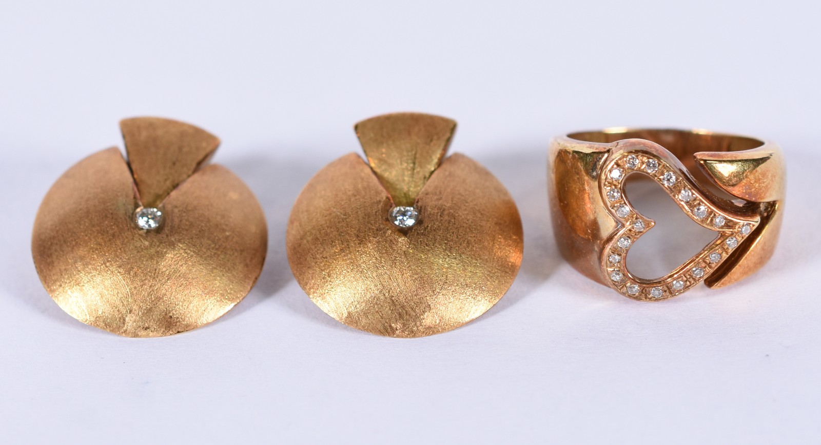 Duas peças, sendo: Anel (aro 16) e par de brincos de ouro 18k com... - foto 2 de 3