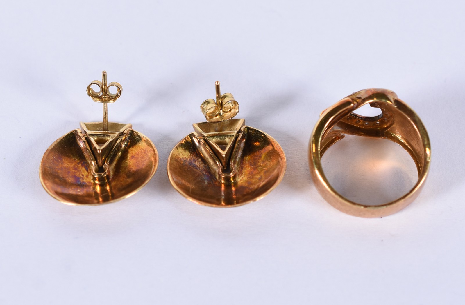Duas peças, sendo: Anel (aro 16) e par de brincos de ouro 18k com... - foto 3 de 3