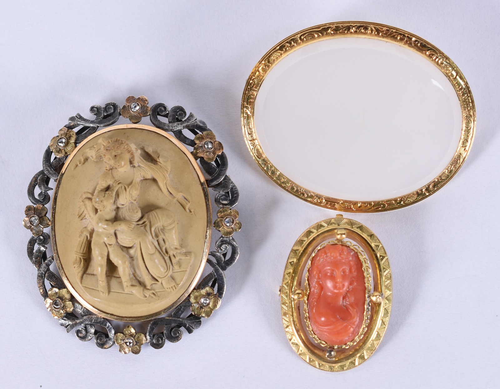Três broches diversos, sendo 2 com detalhes de ouro 18k e um de prata... - foto 1 de 4