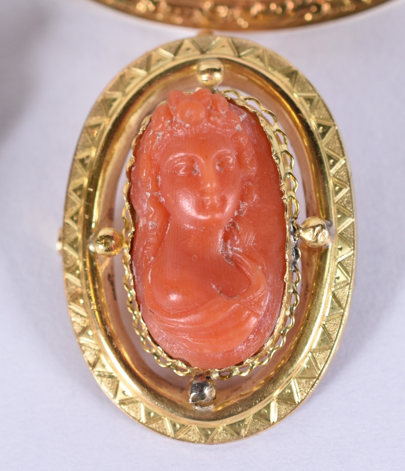 Três broches diversos, sendo 2 com detalhes de ouro 18k e um de prata... - foto 2 de 4