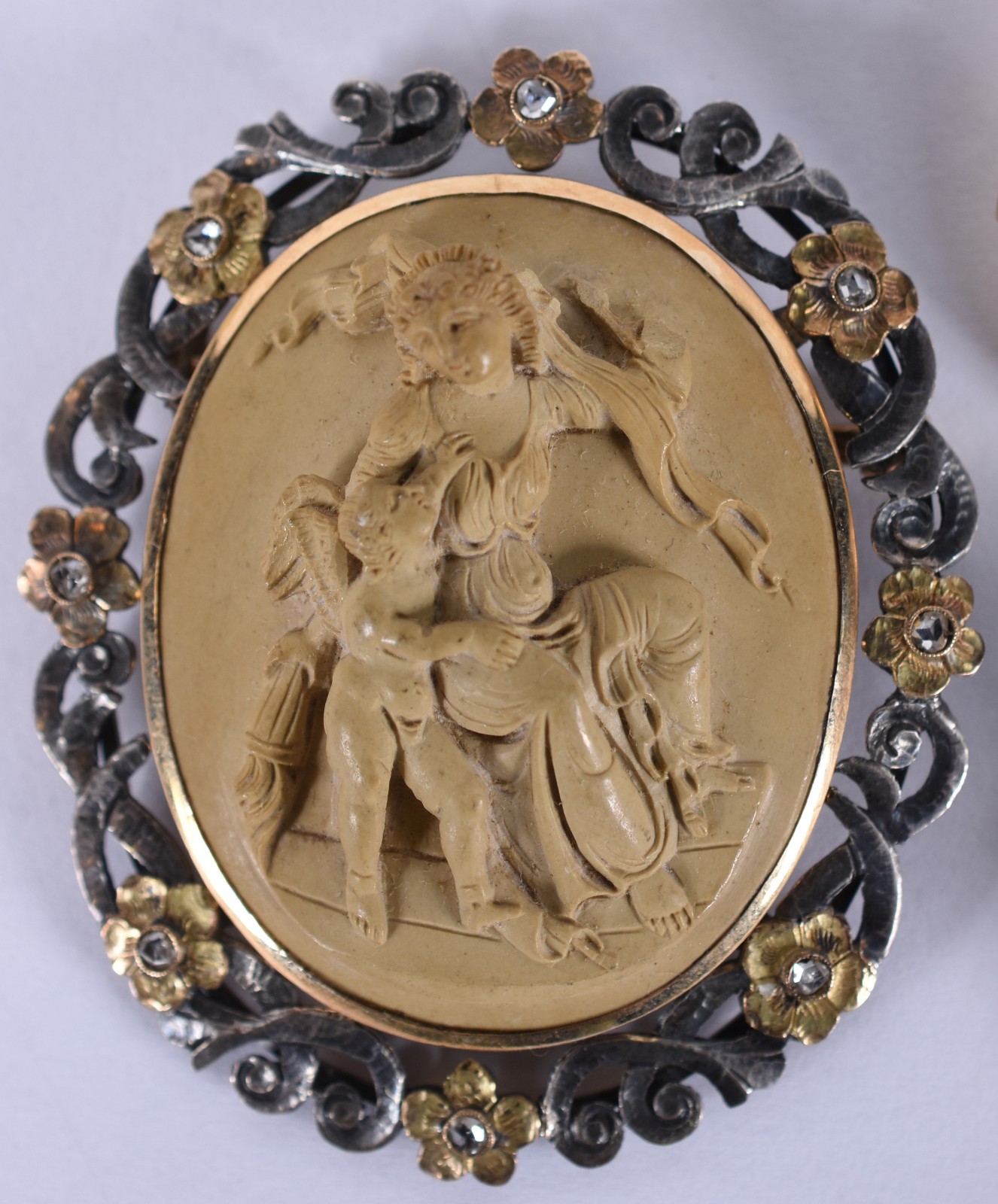 Três broches diversos, sendo 2 com detalhes de ouro 18k e um de prata... - foto 3 de 4