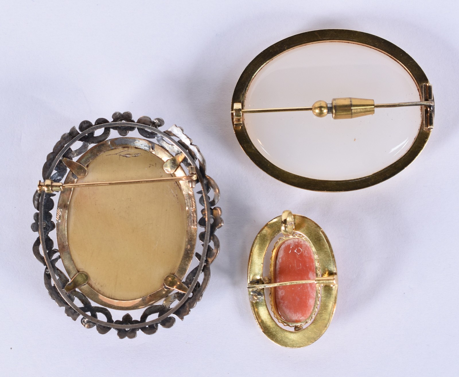 Três broches diversos, sendo 2 com detalhes de ouro 18k e um de prata... - foto 4 de 4