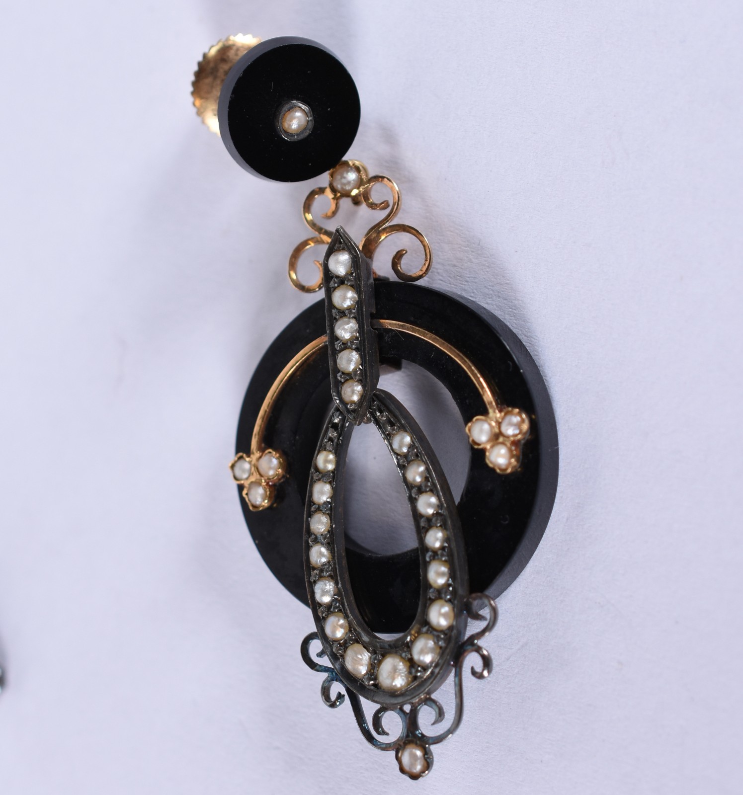 Par de antigos brincos de ônix com detalhes ouro 18k e micro pérolas... - foto 2 de 3
