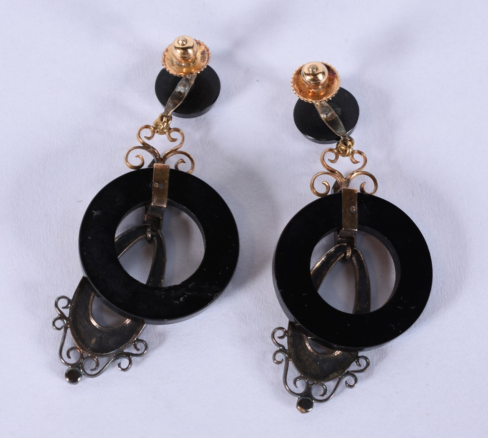 Par de antigos brincos de ônix com detalhes ouro 18k e micro pérolas... - foto 3 de 3