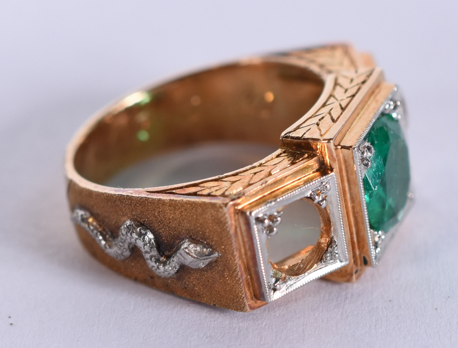 Anel de formatura de ouro 18 k com pedra verde e brilhante de 0,40... - foto 3 de 6