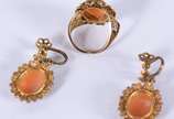 Conjunto composto de:  anel (amassado)  e par d... - Conjunto composto de:  anel (amassado)  e par de brincos com camafeus de coral e prata filigranada.