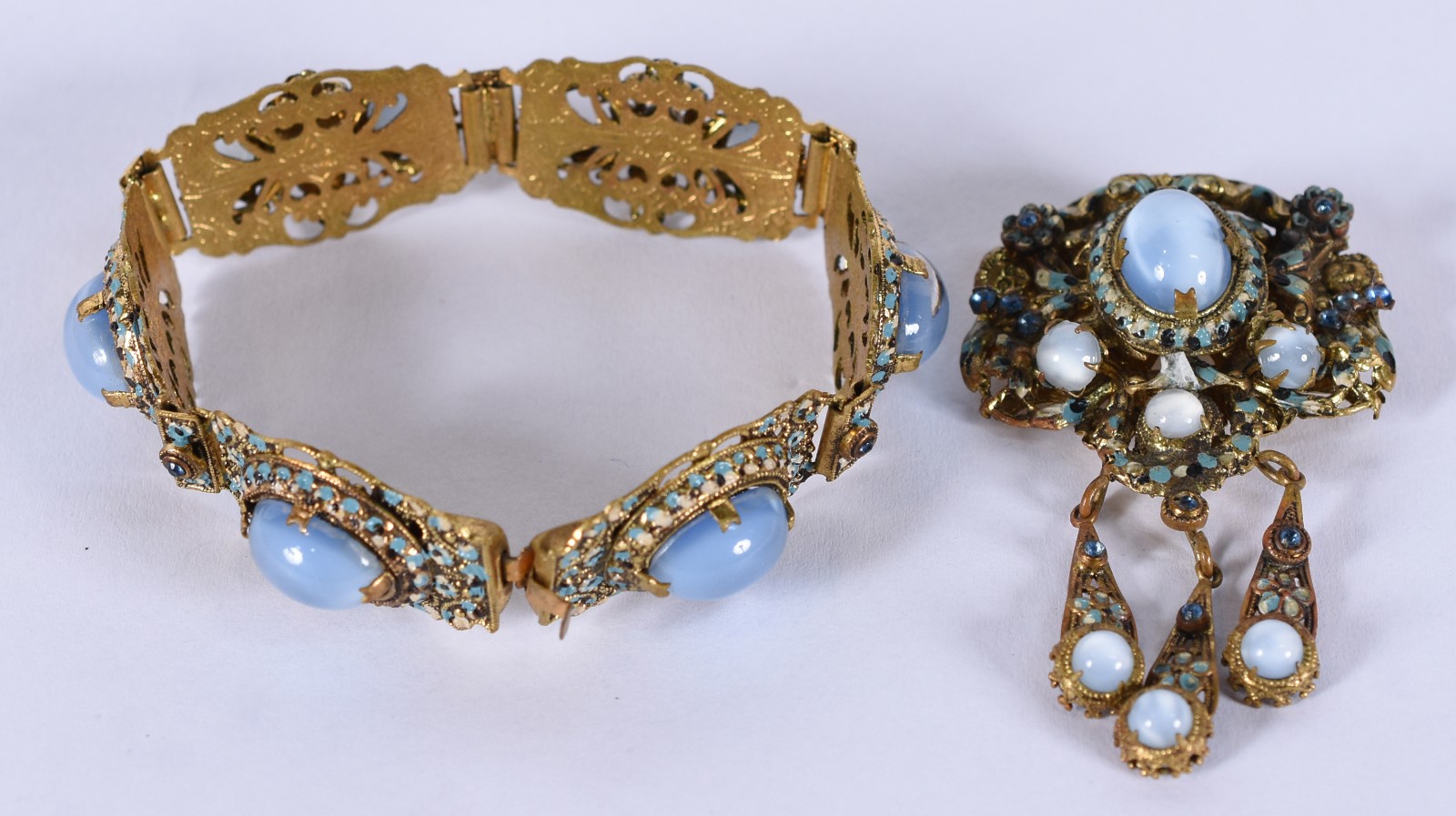 Conjunto antigo de pulseira e broche de metal filigranado e pedras... - foto 1 de 7