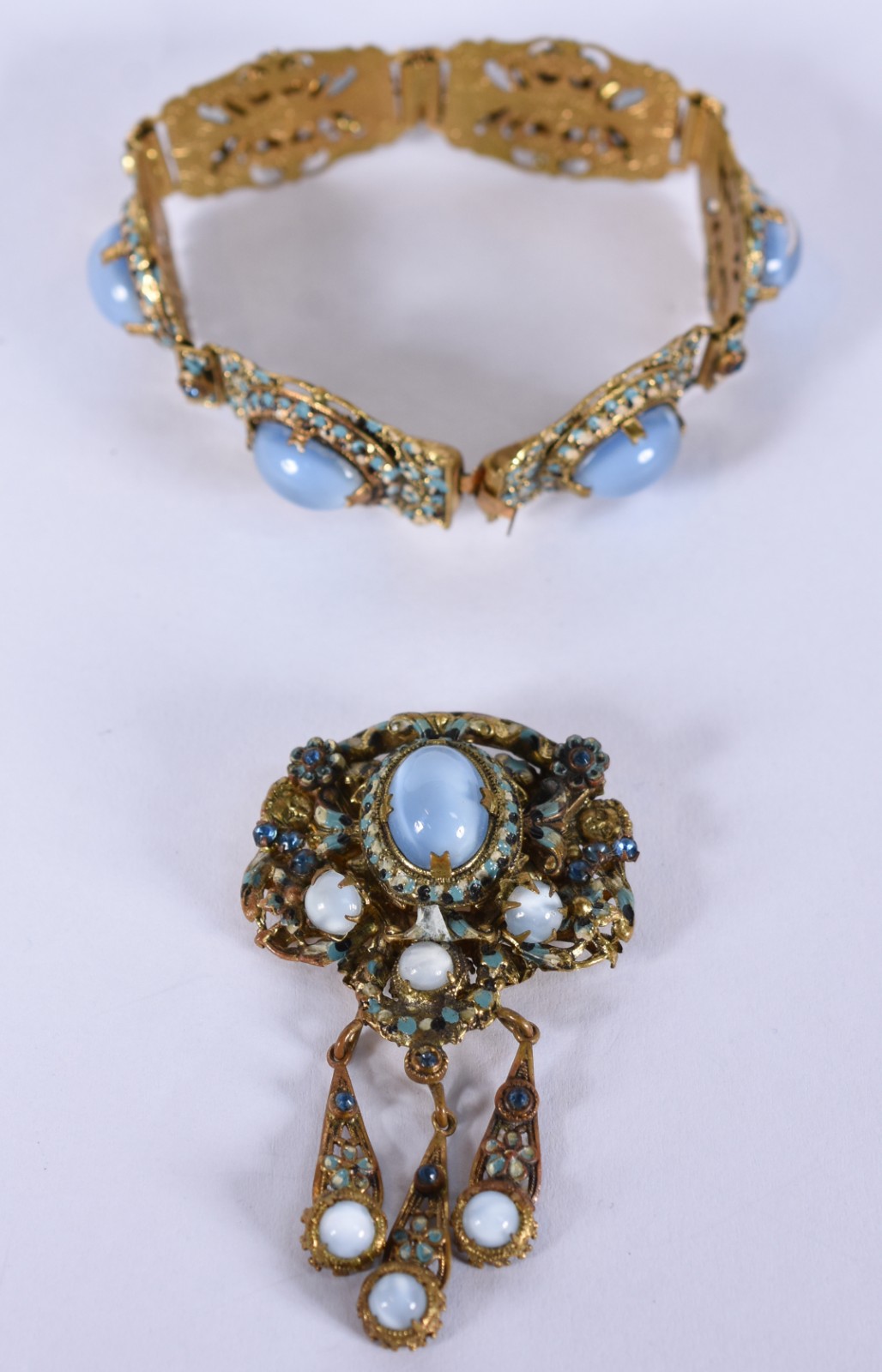 Conjunto antigo de pulseira e broche de metal filigranado e pedras... - foto 2 de 7