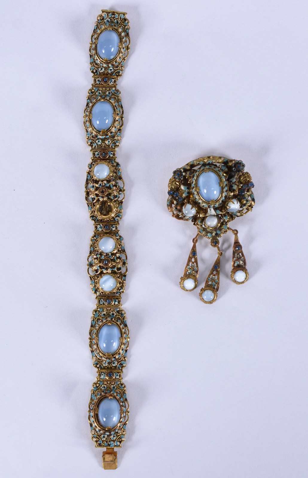 Conjunto antigo de pulseira e broche de metal filigranado e pedras... - foto 4 de 7