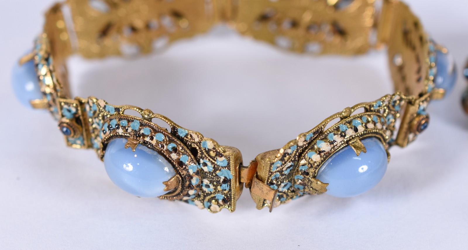 Conjunto antigo de pulseira e broche de metal filigranado e pedras... - foto 5 de 7