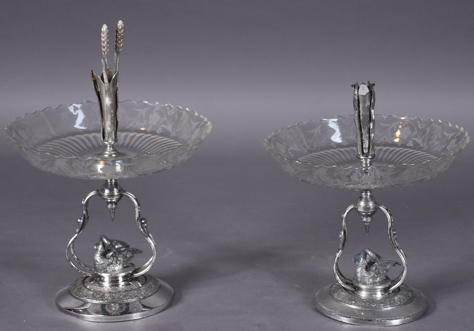 Par de fruteiras com bases de metal e pratos de cristal (sem peça... - foto 1 de 9