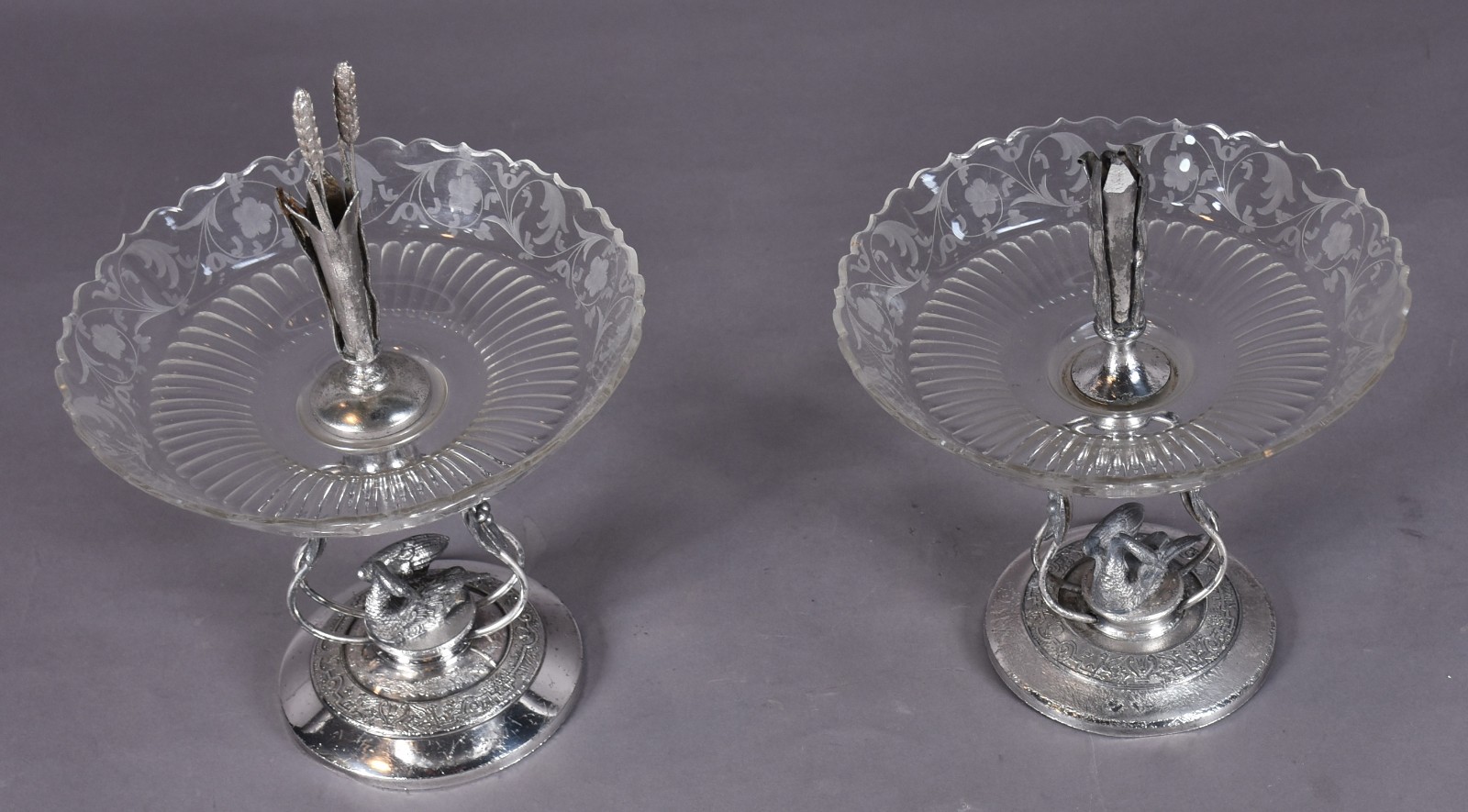 Par de fruteiras com bases de metal e pratos de cristal (sem peça... - foto 2 de 9
