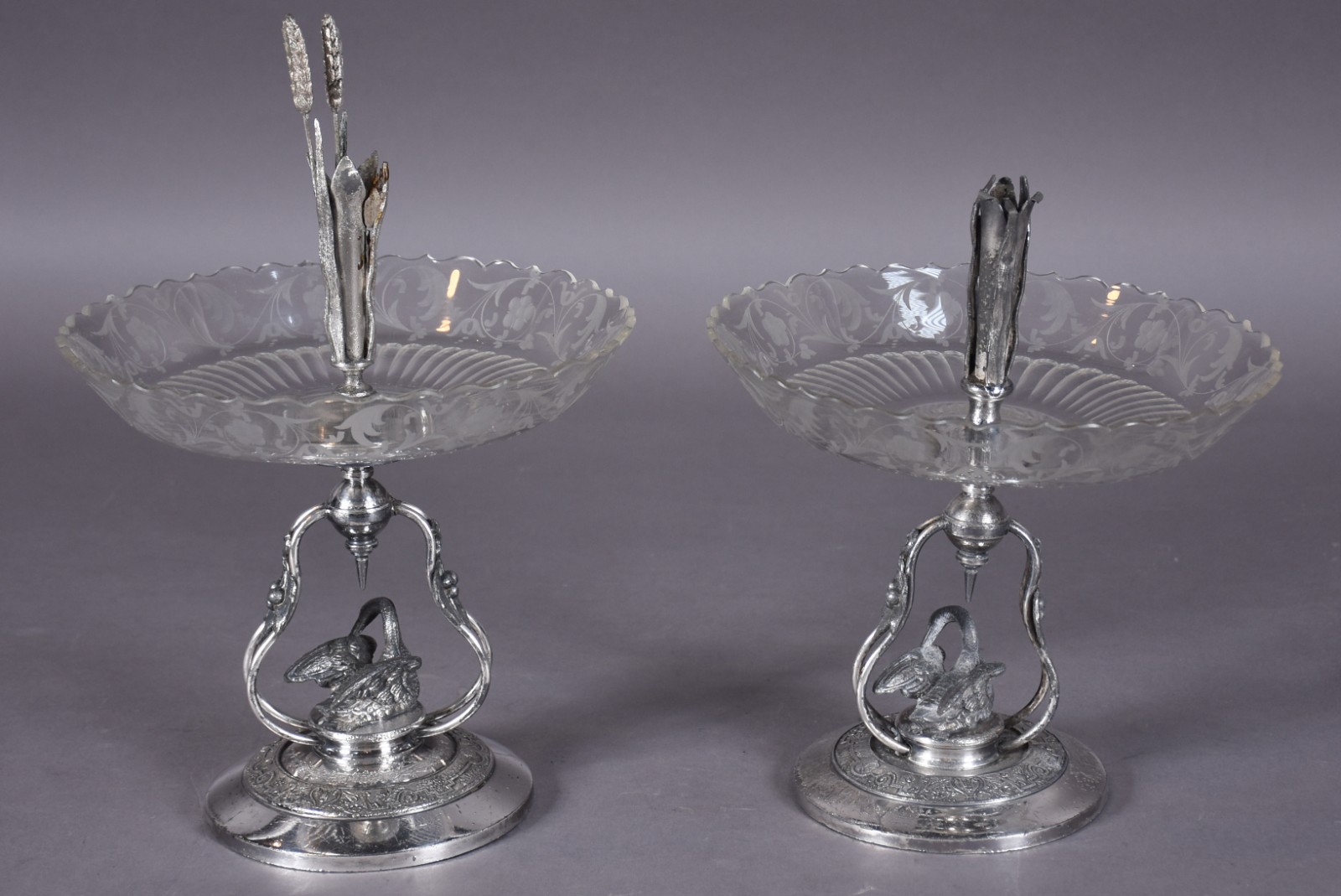 Par de fruteiras com bases de metal e pratos de cristal (sem peça... - foto 3 de 9